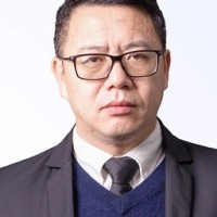 何明 照片