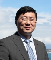吕岳 照片