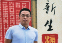 何平 照片