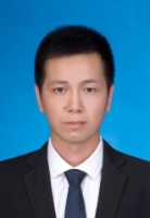 何强 照片