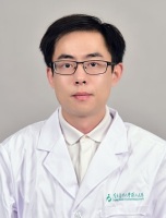何彦 照片