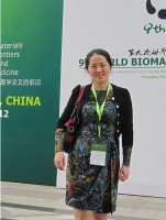 卢玲 照片