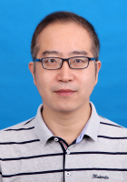 何明 照片