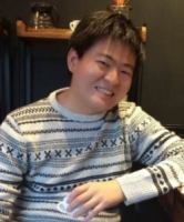 何同 照片