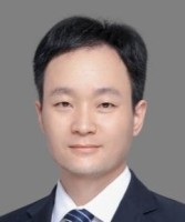 熊革 照片