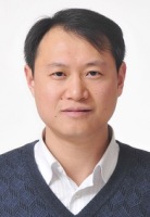 余毅 照片