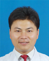 何强 照片