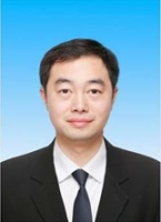 易亮 照片