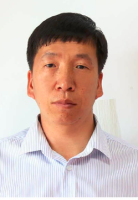 何明 照片