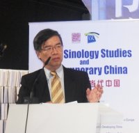 黄仁伟 照片