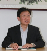 李岩松 照片