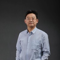 卢炜 照片